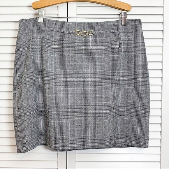 H&M Black and White Plaid Mini Skirt with Chain Detail | Large - Picture 1 of 5
